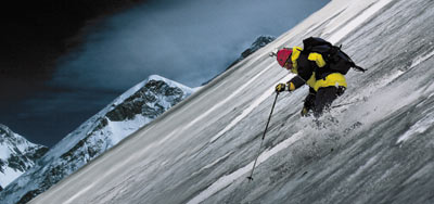 Der Slovene Davo Karnicar bei seiner Abfahrt vom Mount Everest am 7. Oktober 2000. In nur 5 Stunden fuhr er ohne die Ski abzuschnallen vom Gipfel (8.850m) bis zum Basislager auf 5.340m. Hans Kammerlander musste im Frühjahr 1996 bei seinem Versuch von der Nordseite aus Schneemangel wesentlich früher abschnallen und -klettern.